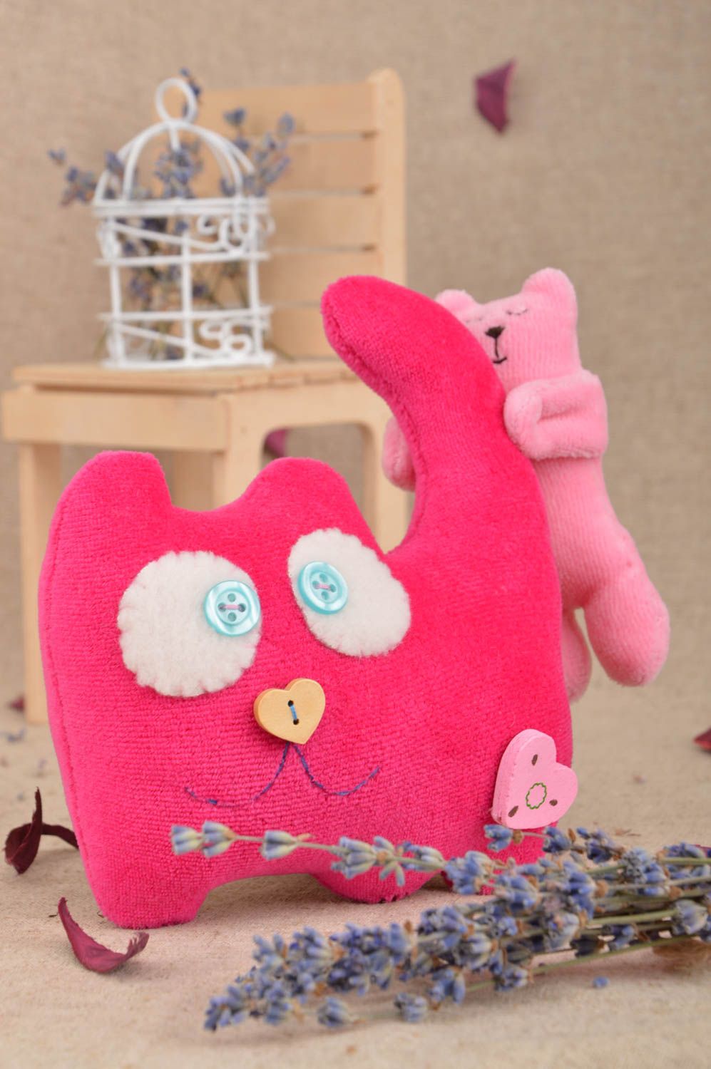 Розовая детская игрушка ручной работы в виде кота с медвежонком симпатичная фото 1