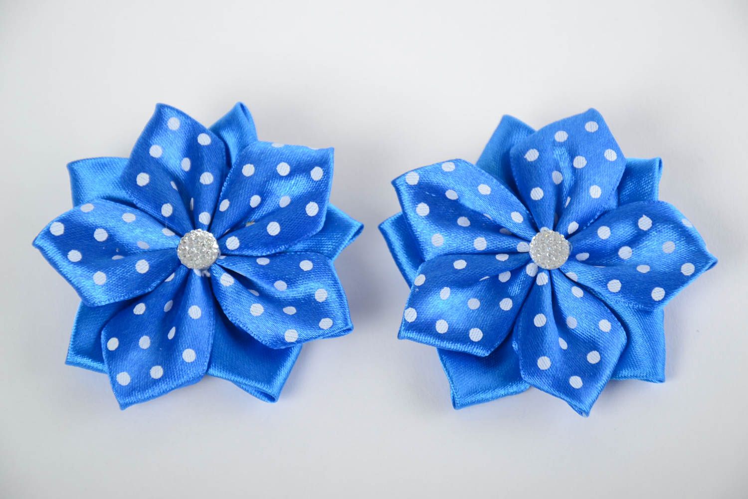 Pinces à cheveux fleurs bleues à pois blancs rubans satin 2 pièces faites main photo 2