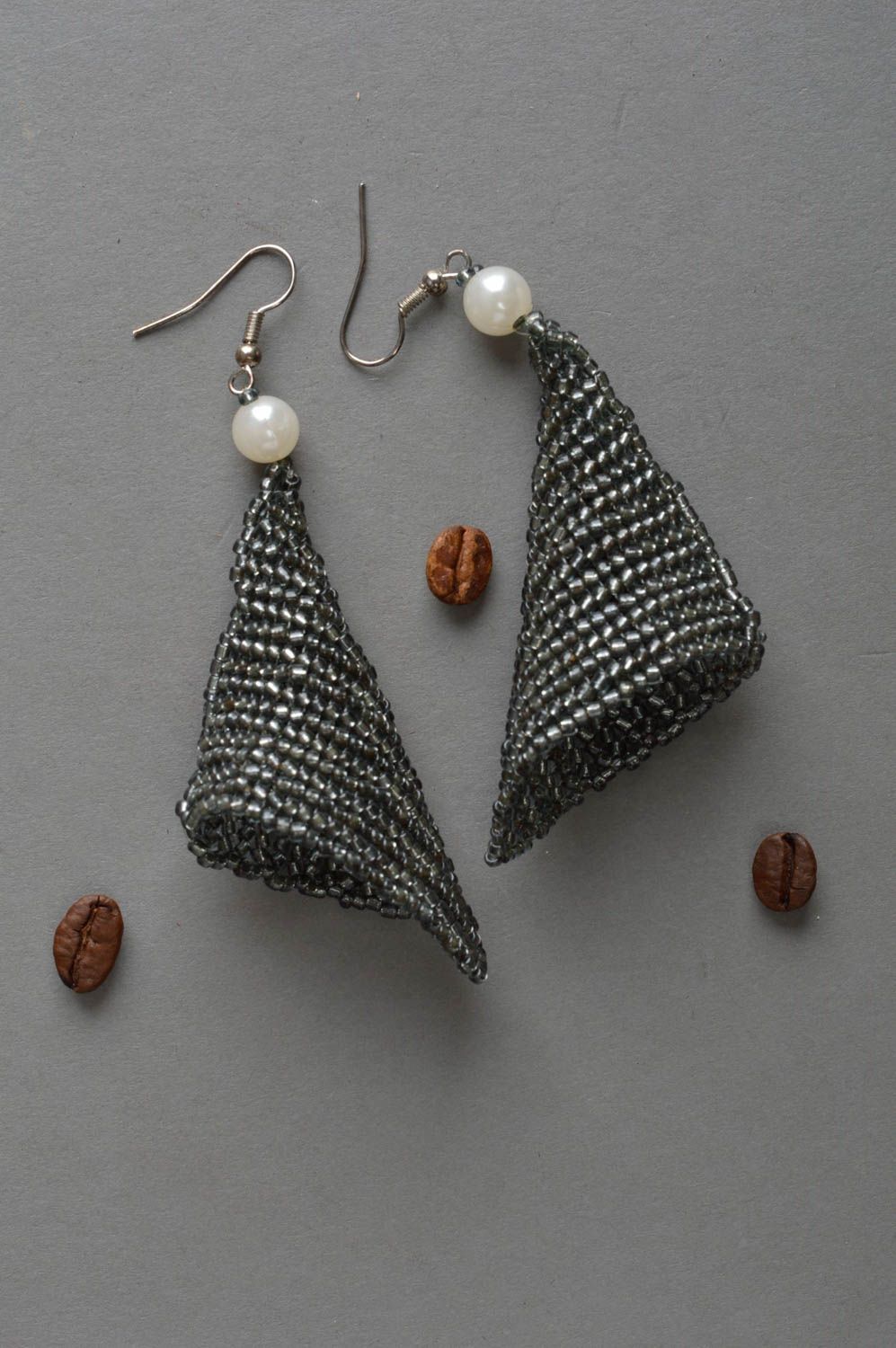 Lange Ohrringe aus Glasperlen und Perlen handgemacht künstlerisch schön grau  foto 1