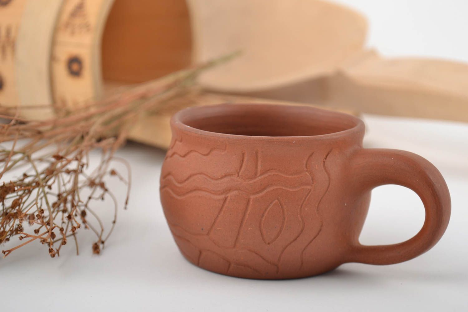 Глиняная чашка коричневая маленькая для кофе ручной работы объемом 100 мл фото 1