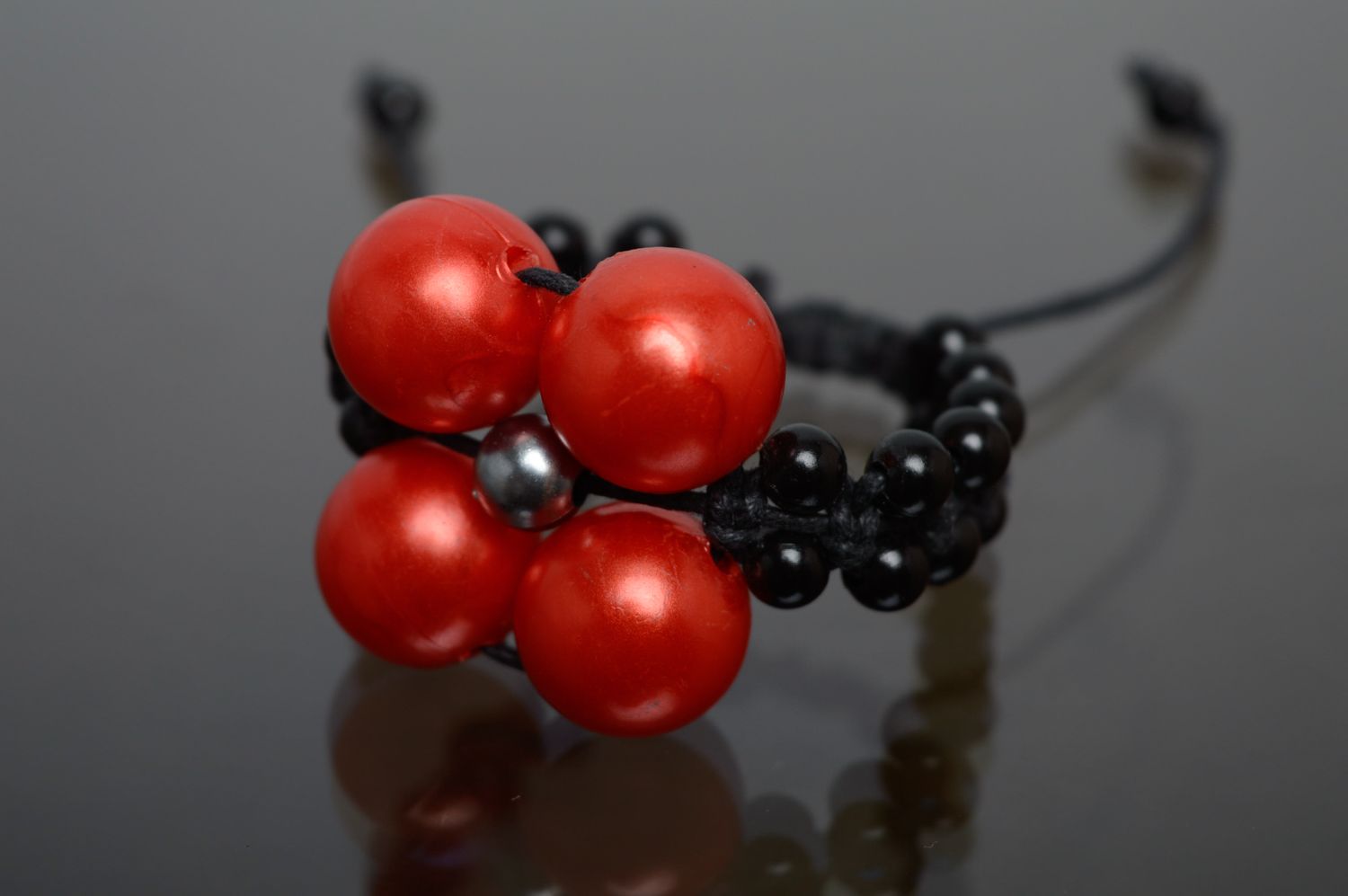 Bracelet en macramé noir avec fleur lacet ciré et perles céramiques fait main photo 1