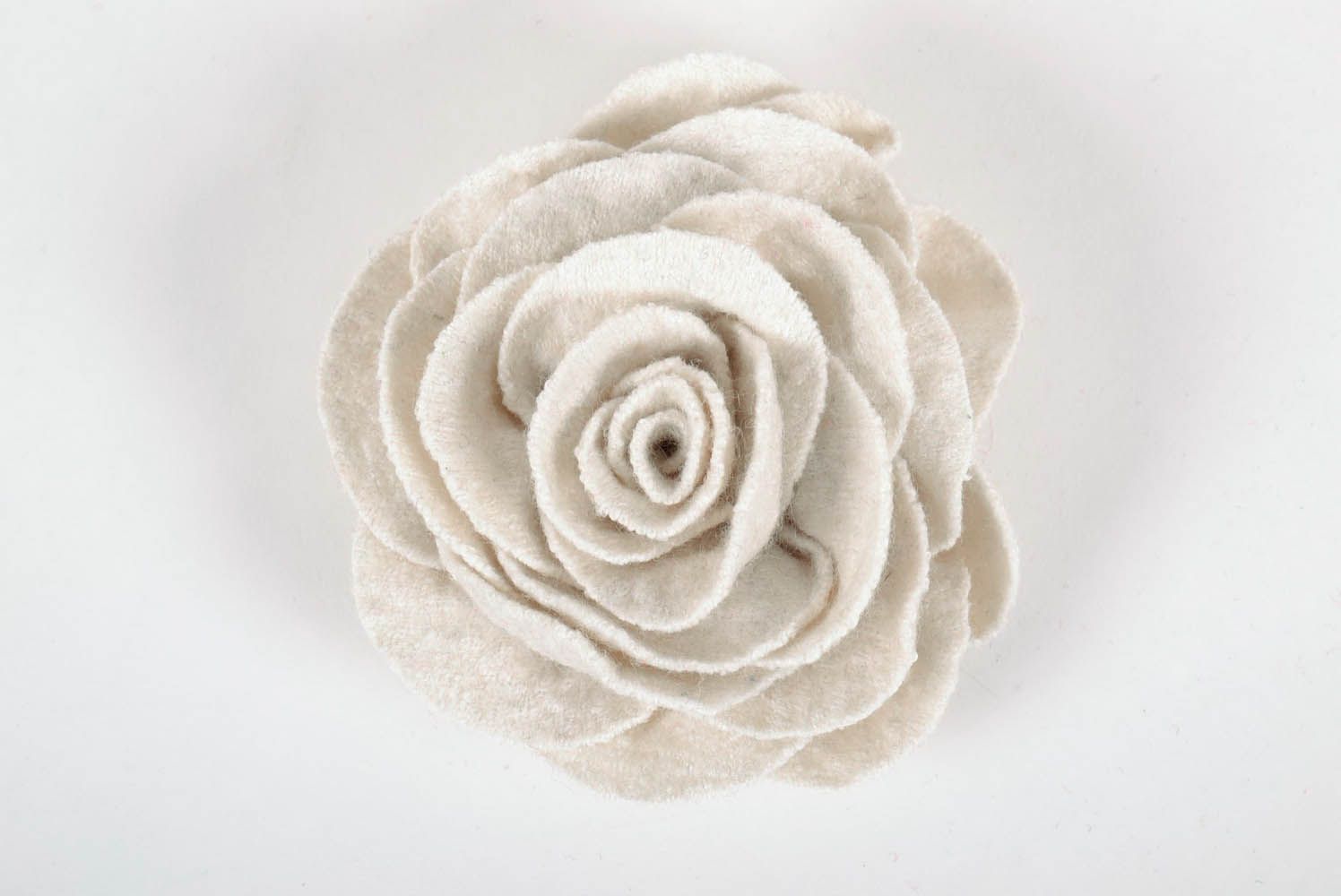 Broche originale en laine naturelle Rose blanche photo 2