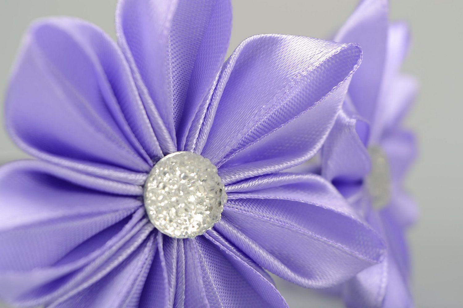 Diadema,corona para el pelo con flores de raso De color lila foto 3