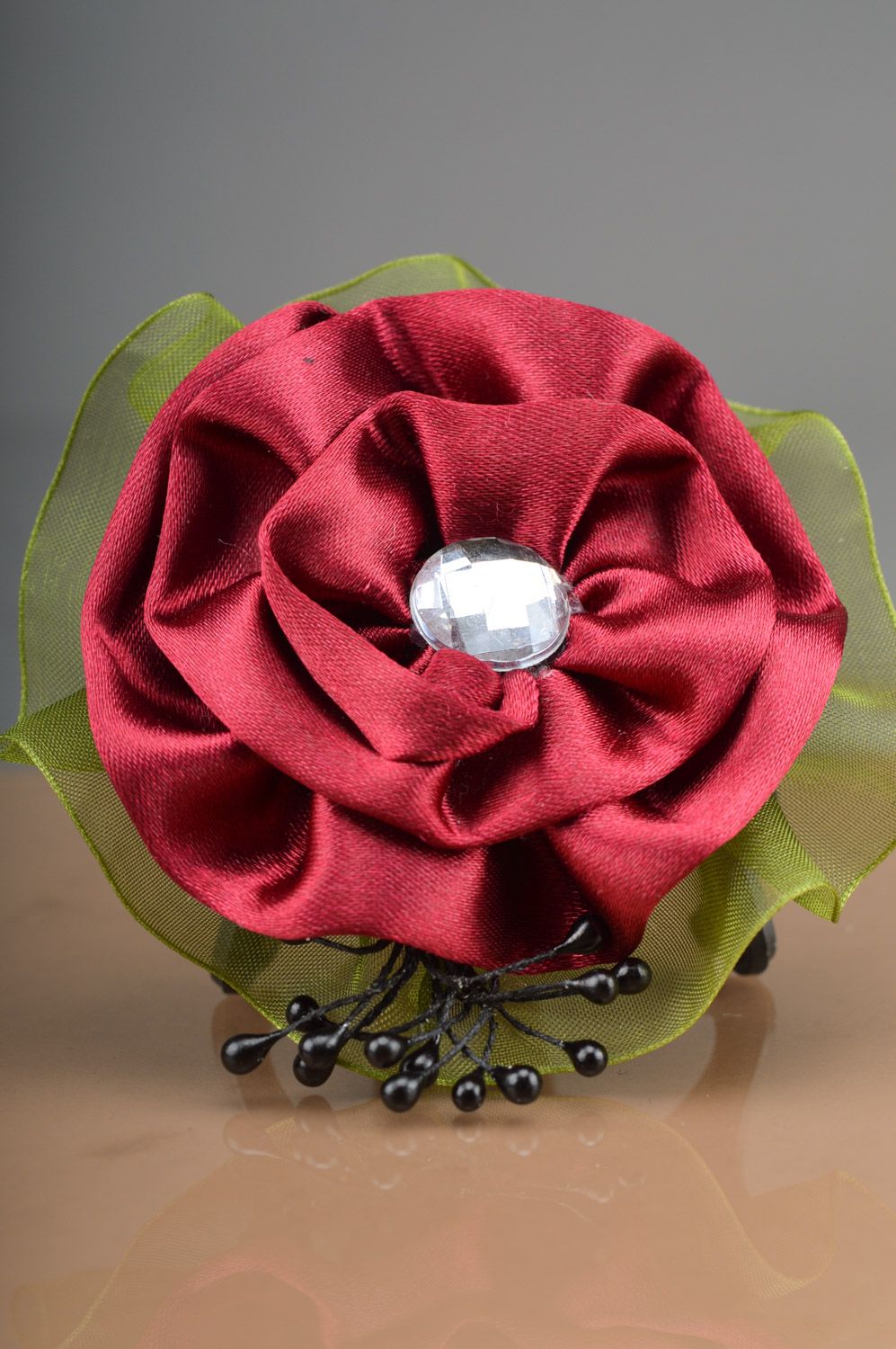 Брошь в виде розы из атласной ткани со стразом бордовая маленькая ручной работы фото 5