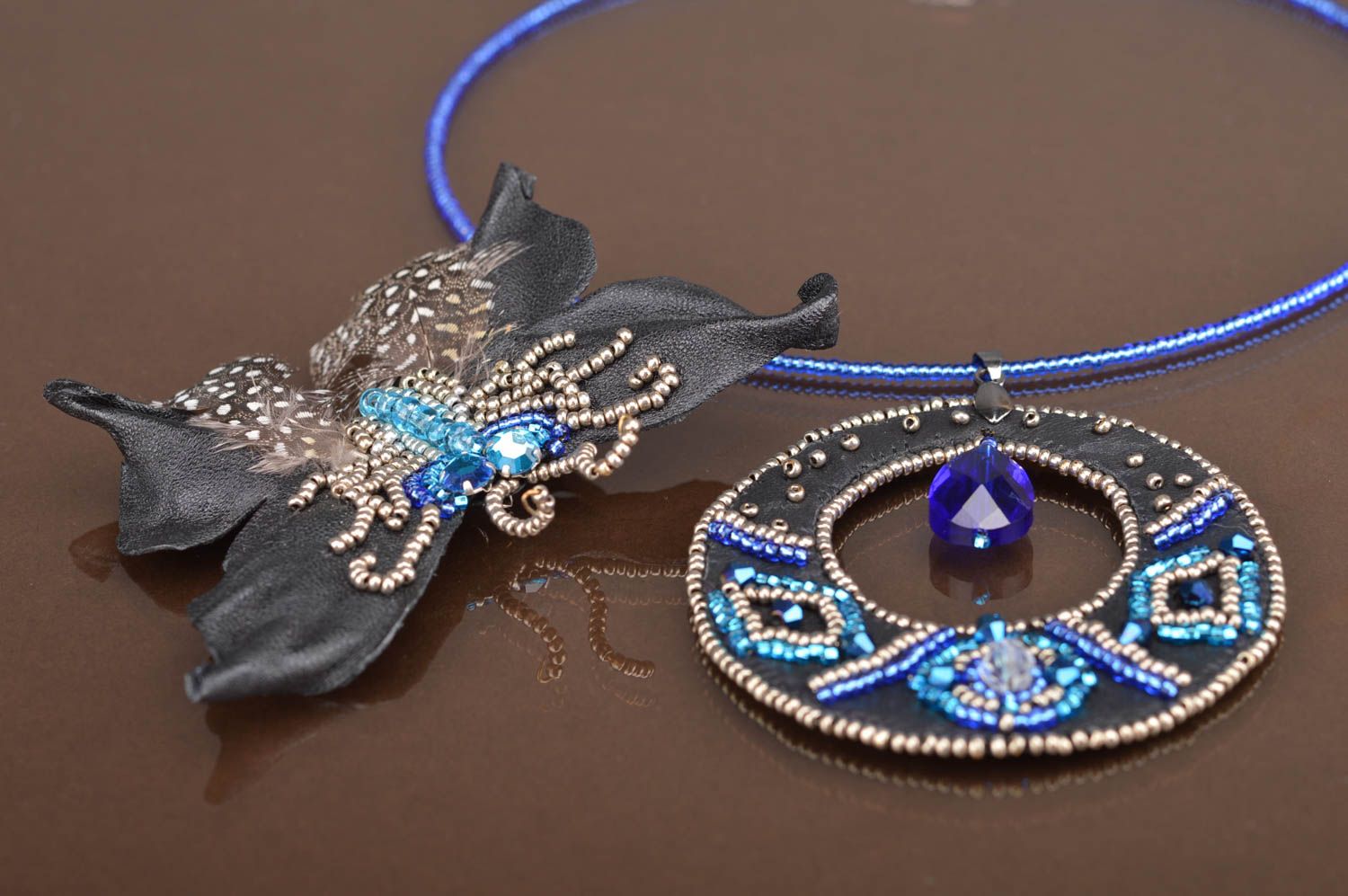 Parure de bijoux faits main pendentif et broche cuir et perles de rocaille photo 5