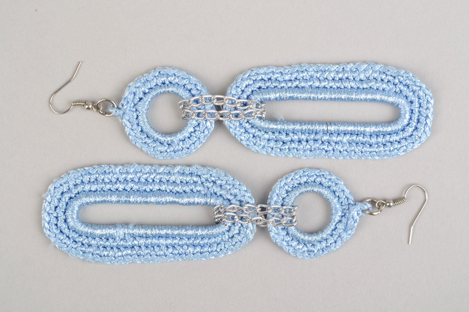 Длинные серьги плетеные на металлической основе из вискозы ручной работы голубые фото 2
