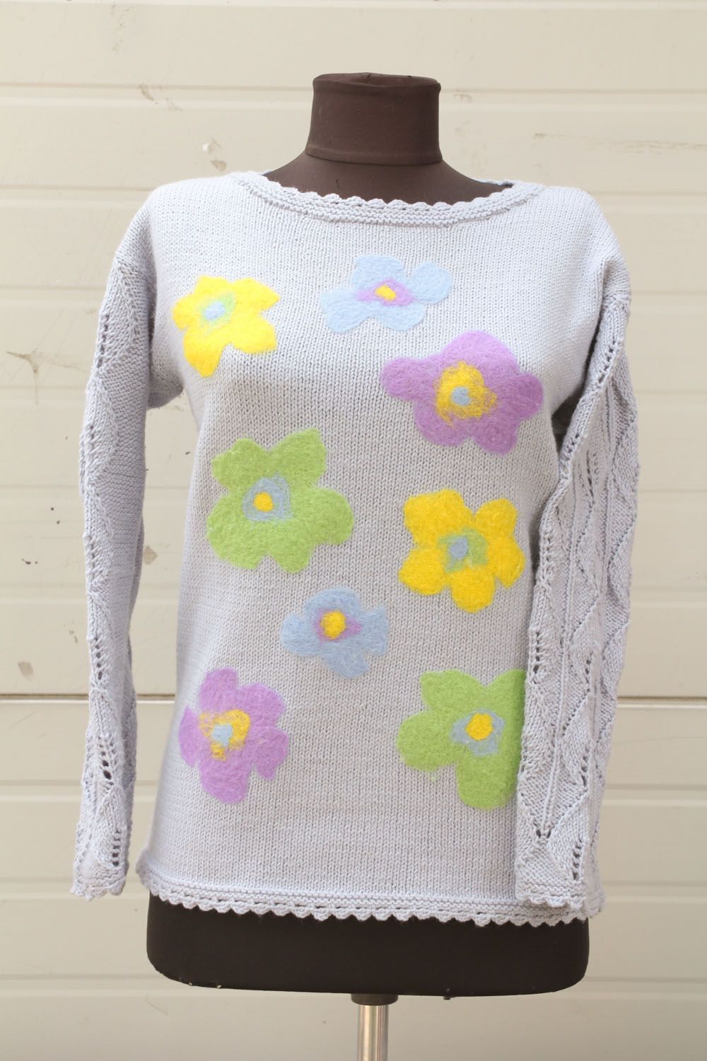 Pull tricoté avec fleurs fait main photo 1