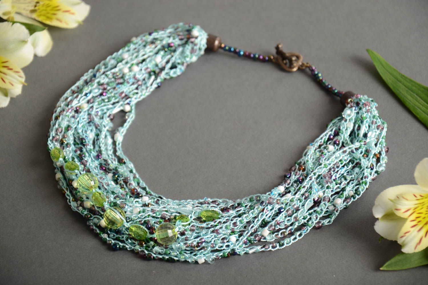 Collier volumineux en perles de rocaille au crochet bleu fait main original long photo 1