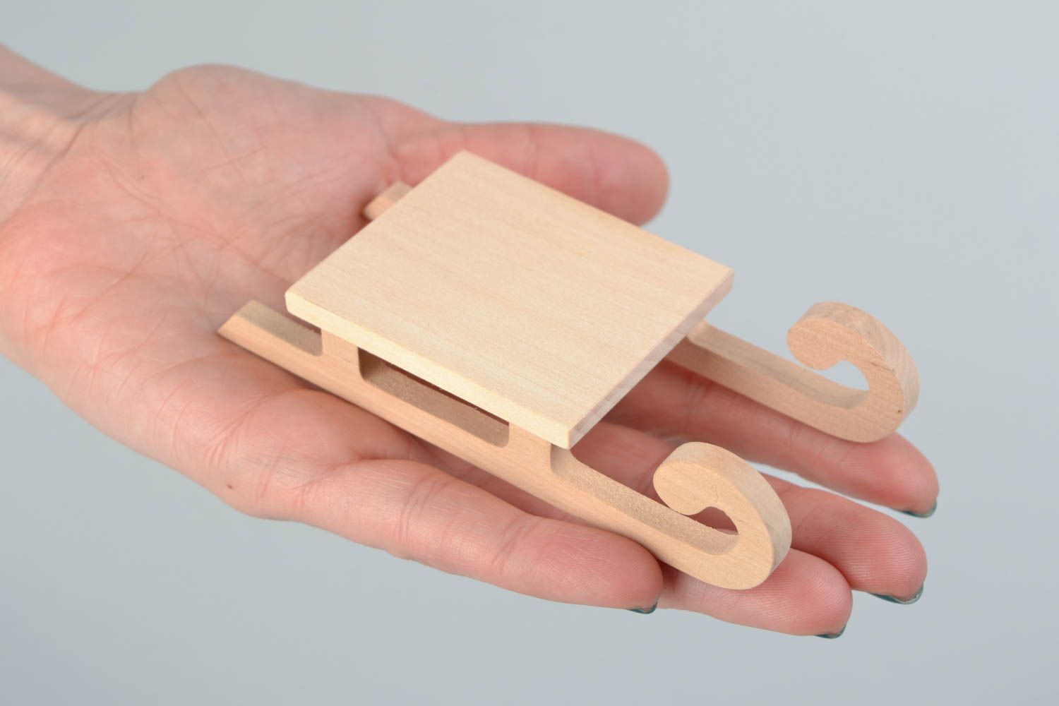 Traîneau miniature en bois fait main petit décoration originale de sapin photo 2