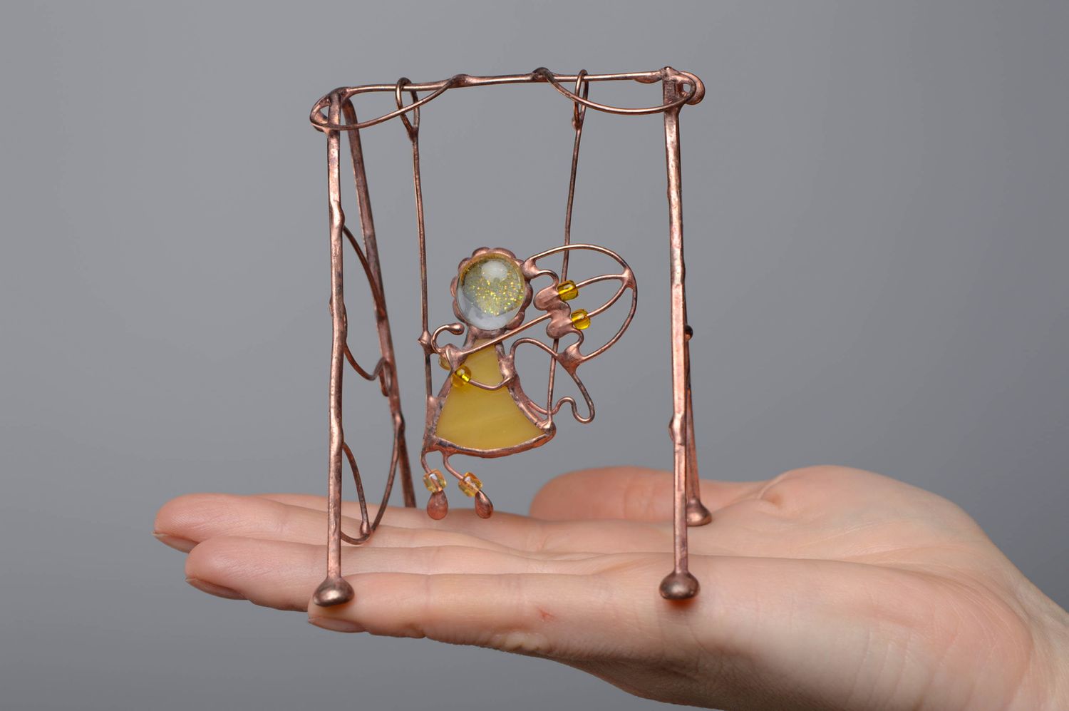 Figurine en verre vitrail ange sur balançoire photo 3