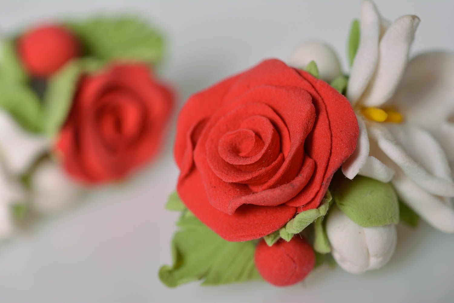 Pendientes de arcilla polimérica artesanales con flores bonitos de verano foto 5