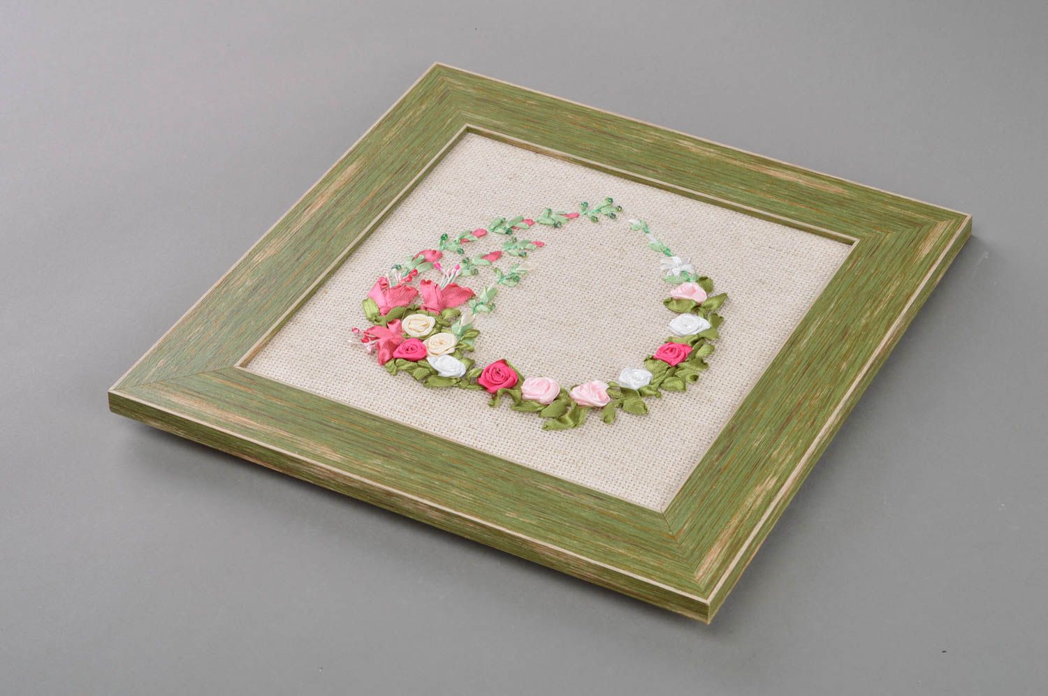 Cuadro bordado con cintas de raso artesanal enmarcado original Corazón floral foto 1
