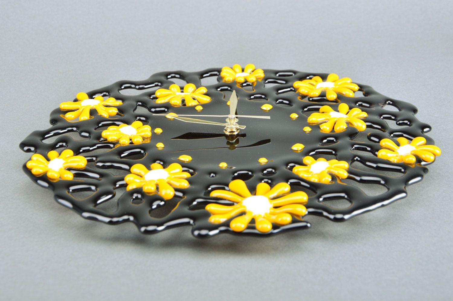 Handmade runde schwarze originelle Deko Wanduhr aus Fusing Glas mit gelben Blumen foto 5