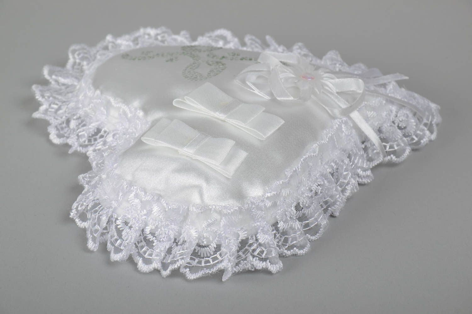 Свадебная подушечка для колец белая атласная в виде сердца ручной работы фото 2