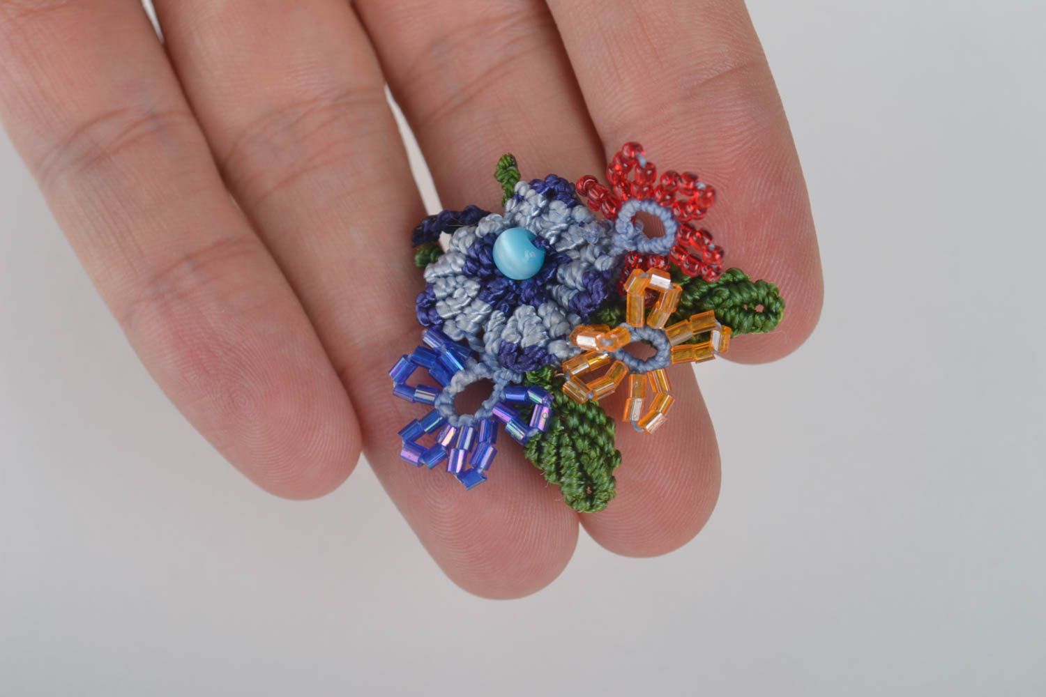 Broche textile Bijou fait main fleurs multicolores macramé Cadeau femme photo 3