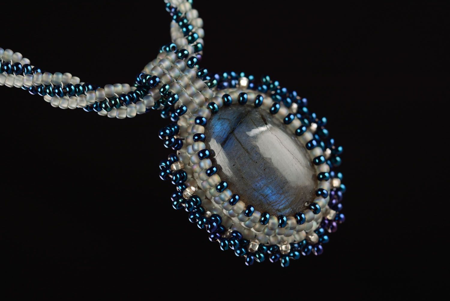Collier en perles de rocaille avec pendentif en labradorite photo 2