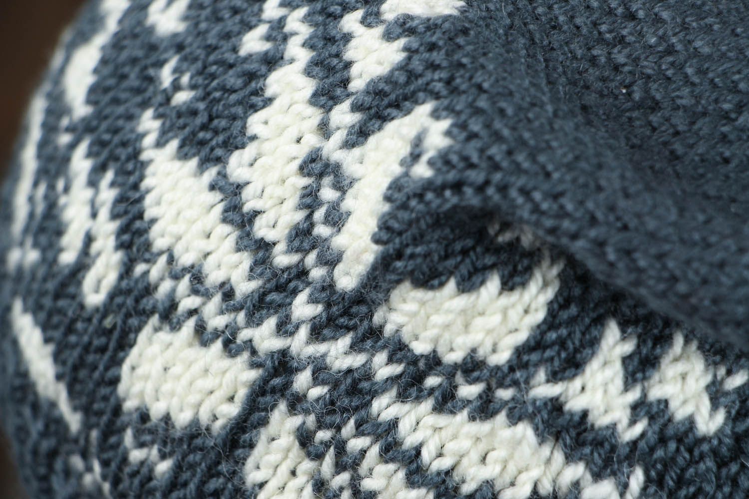 Bonnet tricoté gris blanc fait main photo 4