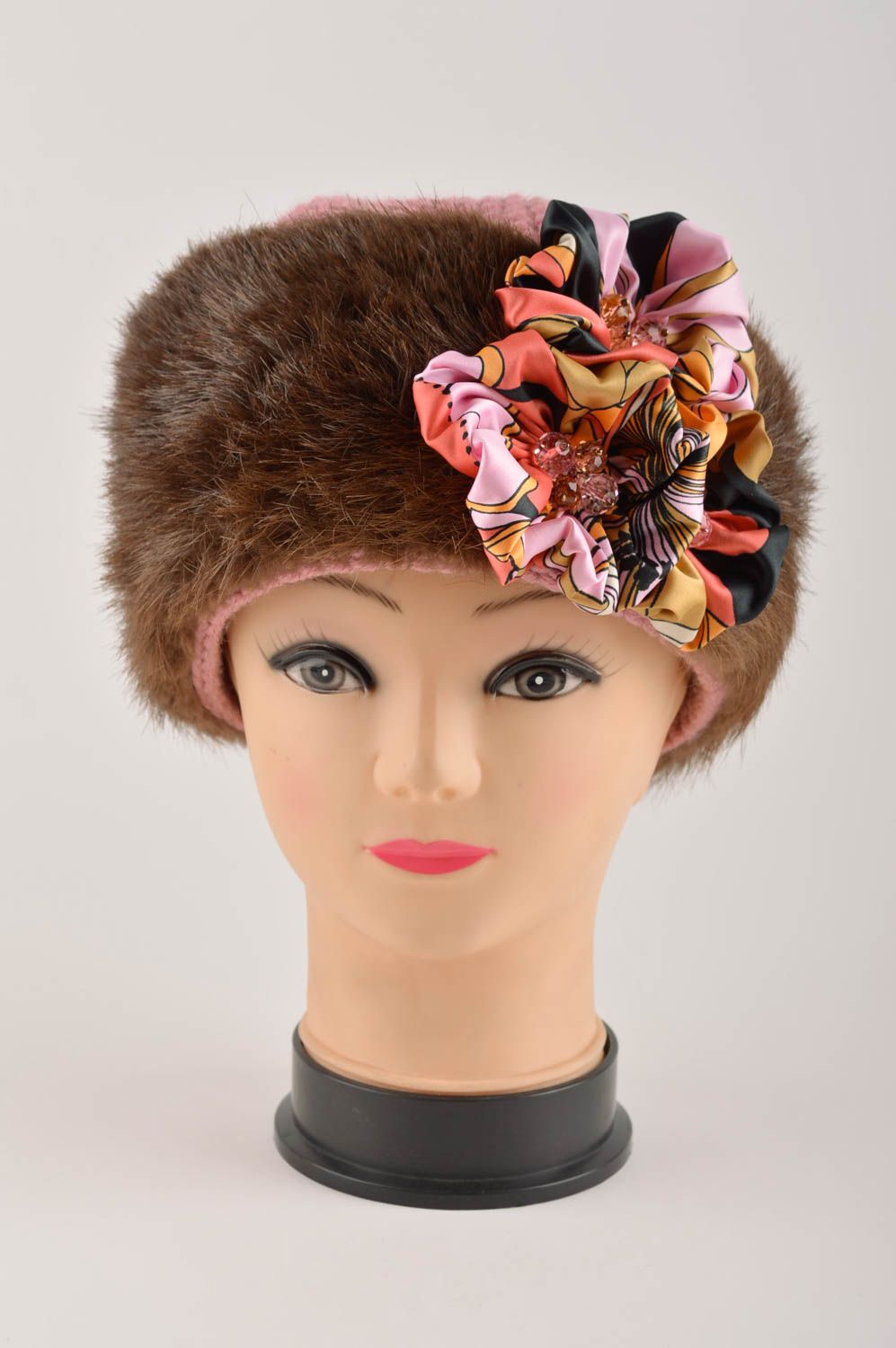 Bonnet avec fourrure Chapeau fait main d'hiver Vêtement pour femme original  photo 3