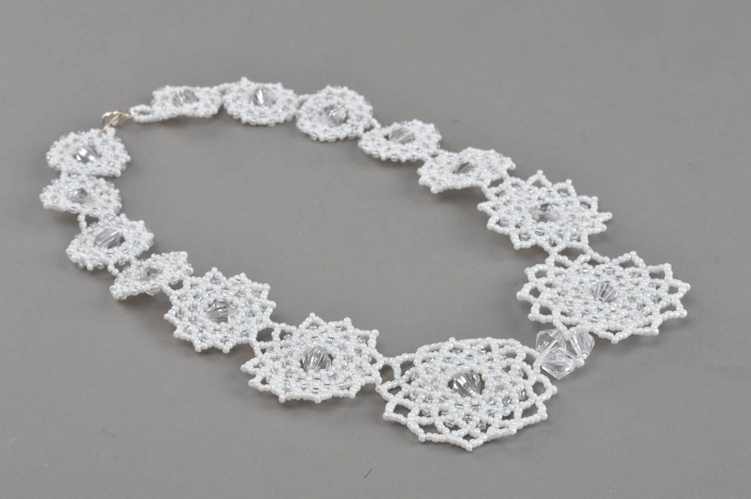 Weißes stilvolles handmade Collier aus Glasperlen und Kunstperlen Schneeflocke foto 2