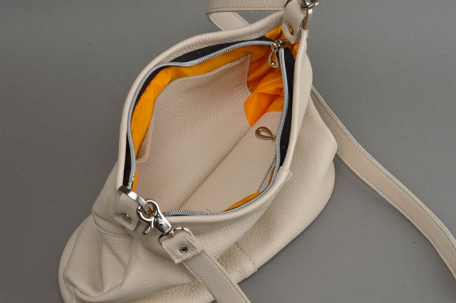 Маленькая белая женская кожаная сумка через плечо ручной работы на молнии Инди фото 3