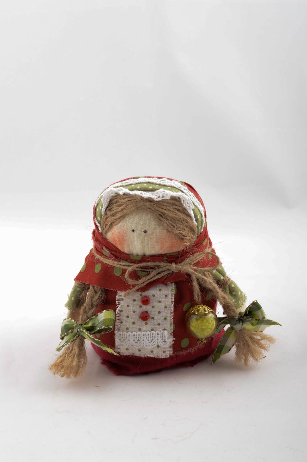 Muñeca de trapo con granos hecha a mano amuleto de protección decoración de casa foto 2