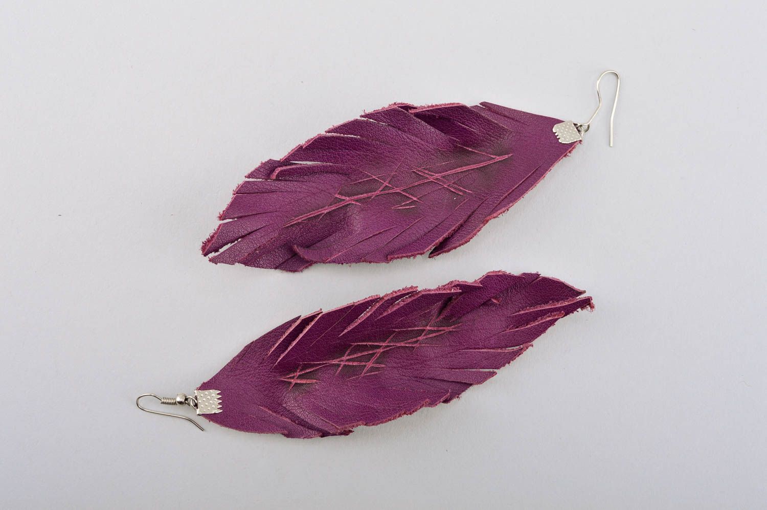 Boucles d'oreilles longues Bijou fait main plumes violettes en cuir Cadeau femme photo 3