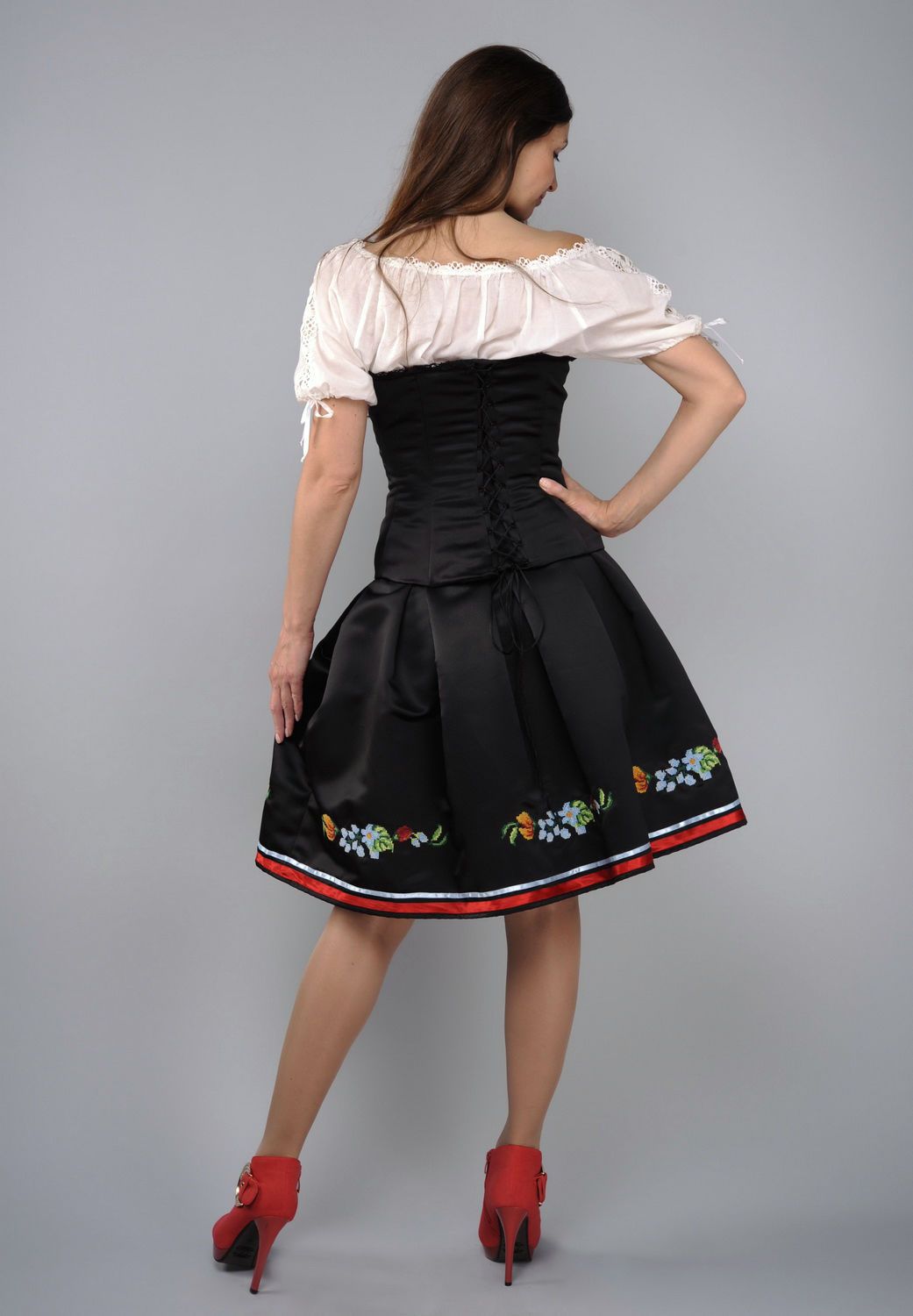 Jogo de roupas: saia, blusa, corset foto 3