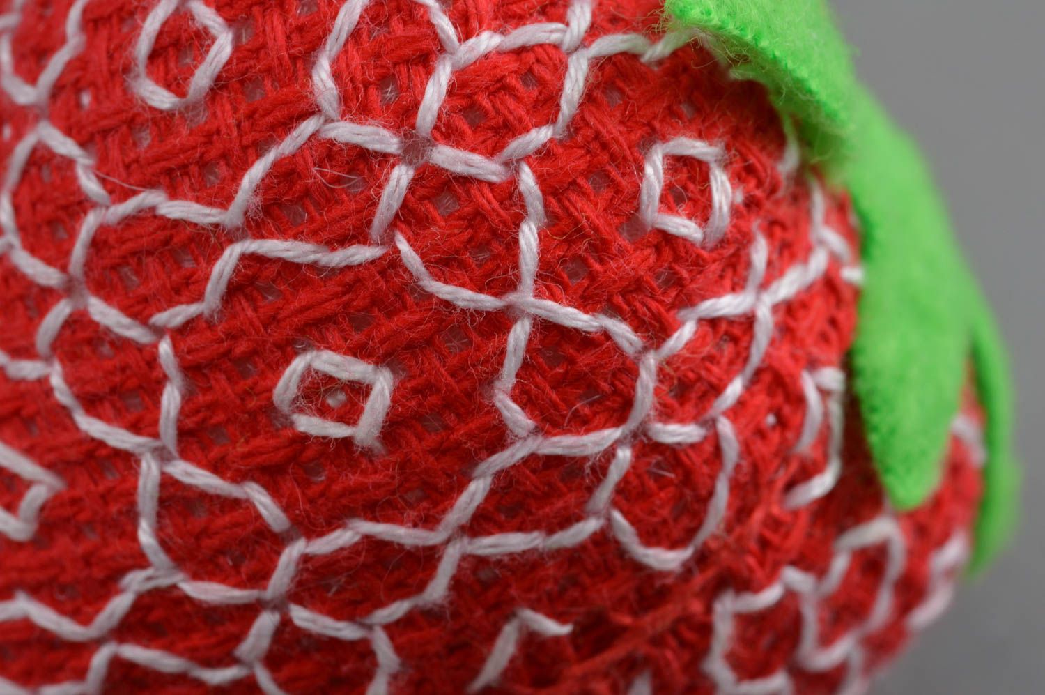 Ungewöhnliches weiches rotes handgemachtes Spielzeug Erdbeere mit Kanevas foto 5