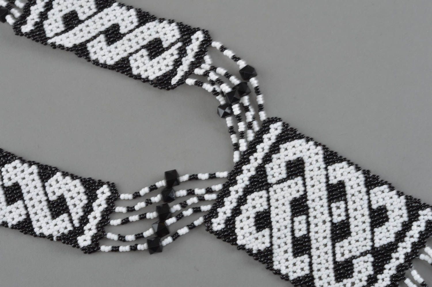 Accessoire ethnique collier en perles de rocaille noir blanc fait main design photo 3