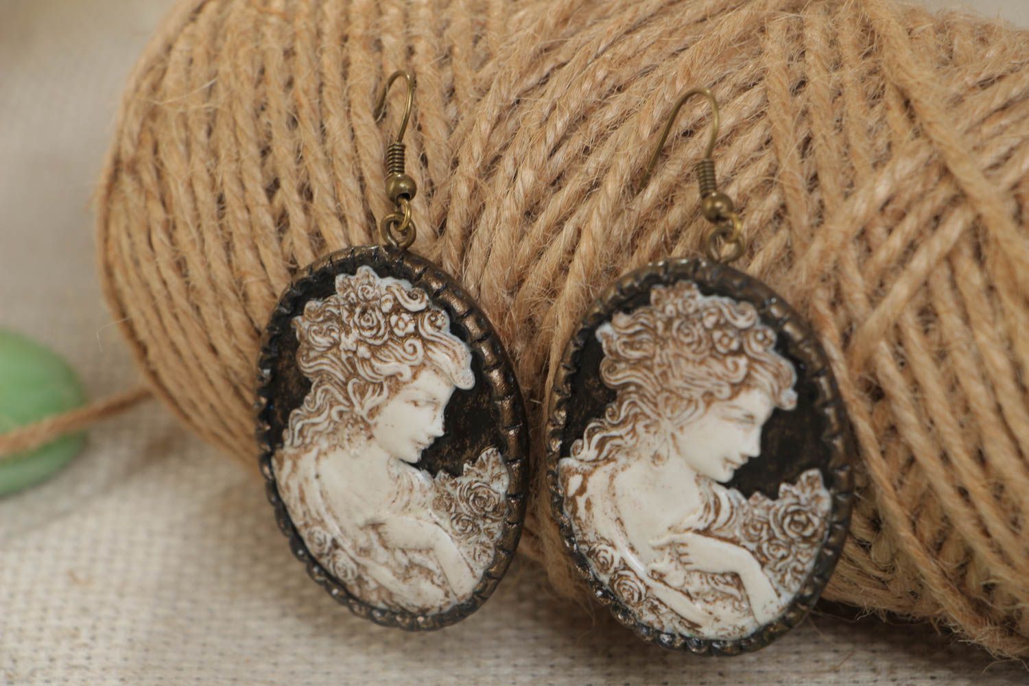 Boucles d'oreilles camées en pâte polymère faites main pendantes vintage photo 1