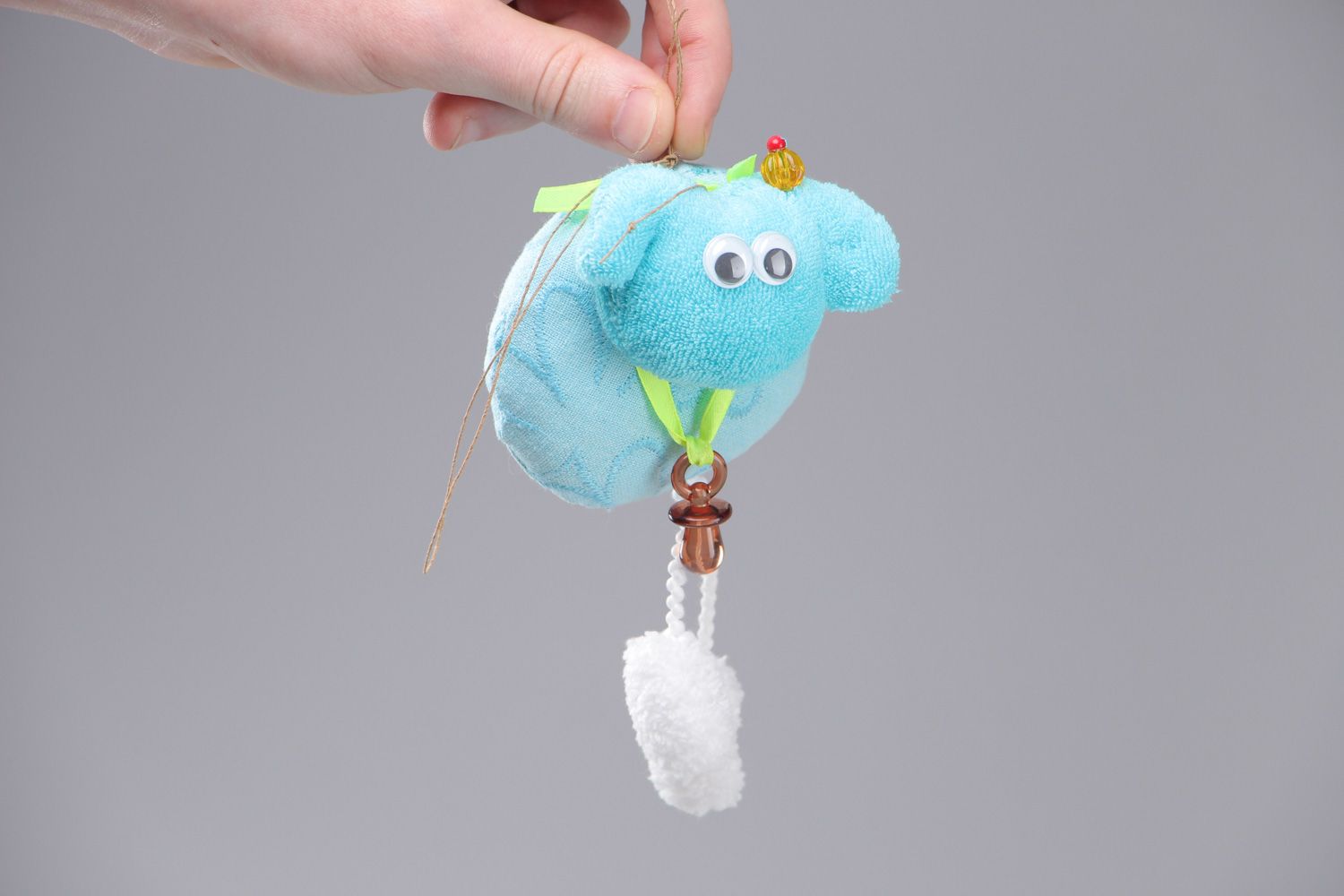 Голубая мягкая игрушка в виде овечки из хлопка и велюра с петелькой для ребенка фото 4