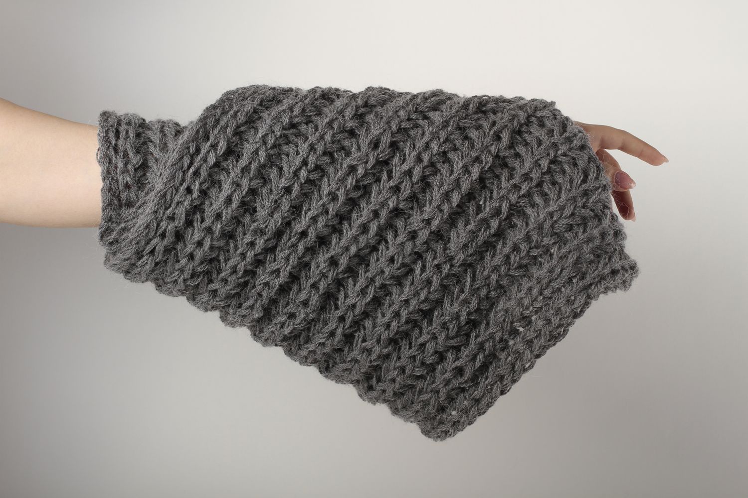 Écharpe grise faite main Vêtement femme tricot en laine chaude Idée cadeau photo 1