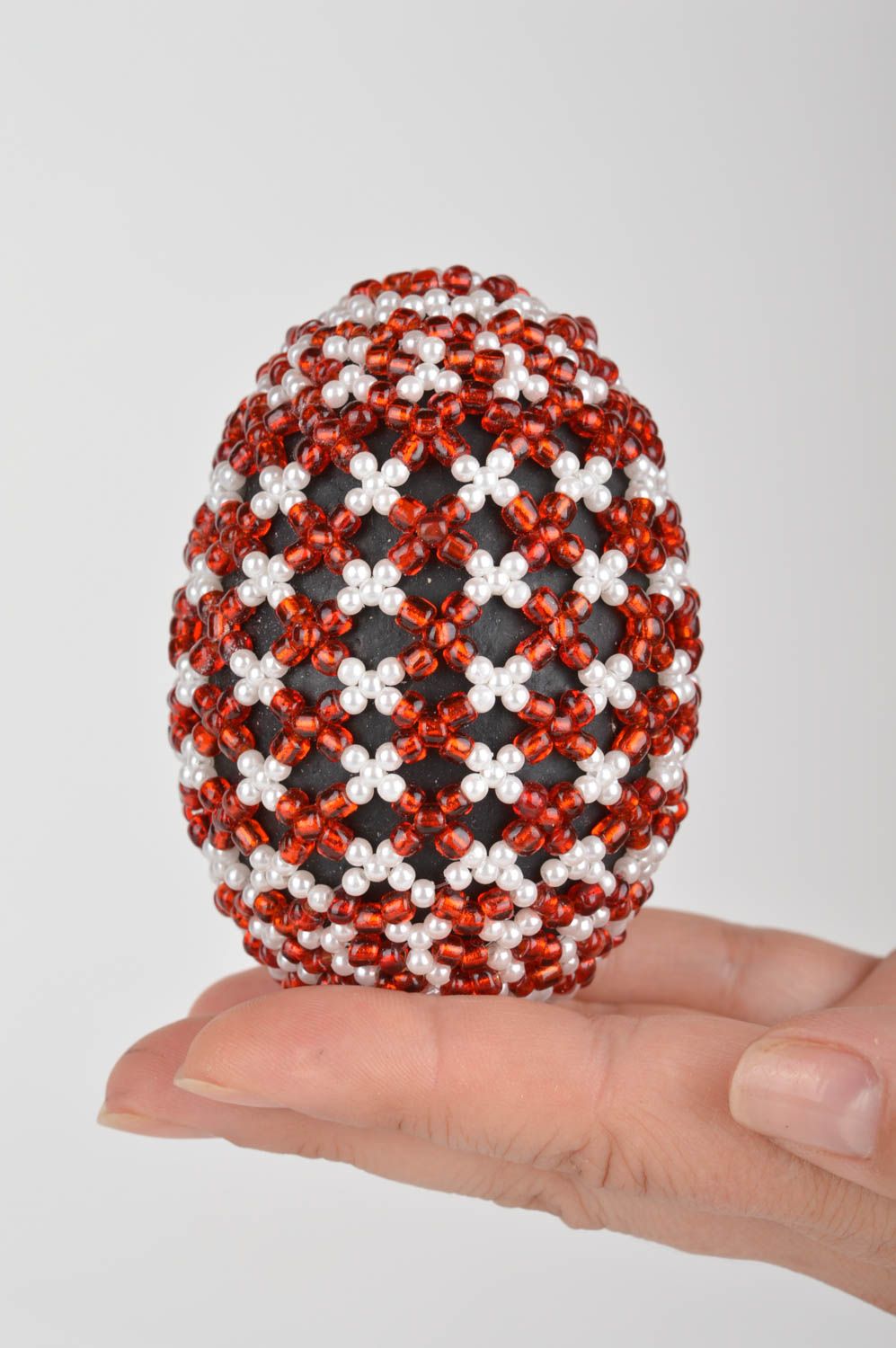 Oeuf de Pâques décoratif fait main original en perles de rocaille rouge blanc photo 5