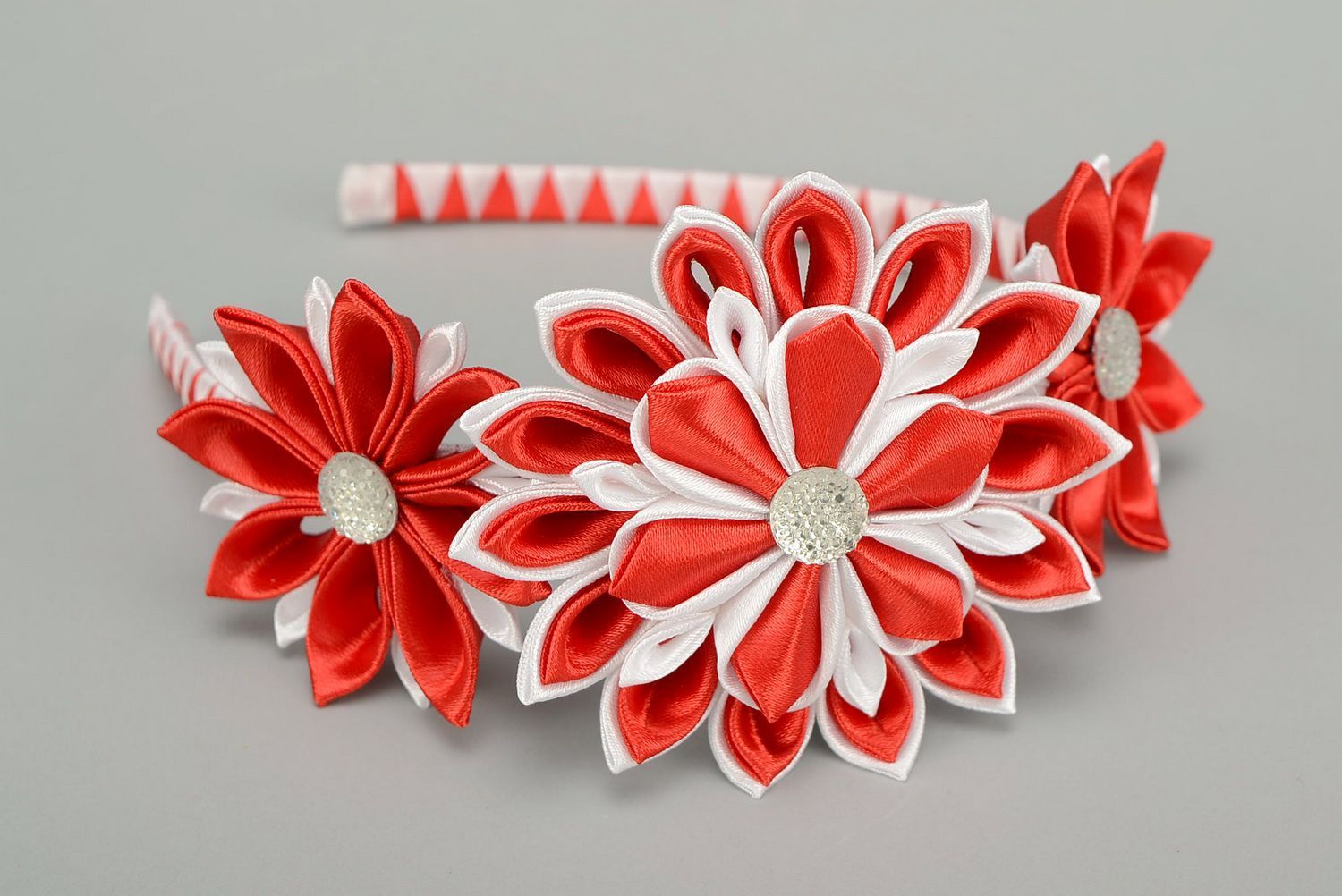 Diadema, corona Roja-blanco para la cabeza con flores de raso  foto 2