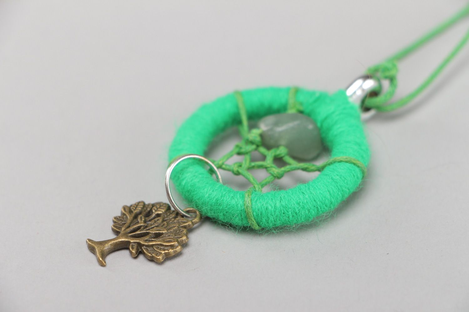 Кулон ловец снов зеленый плетеный круглый на шнурке с яшмой  фото 3