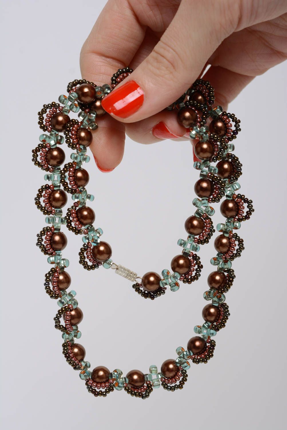 Stilvolles Collier aus Glasperlen und Kugeln in Braun dünn handmade für Frauen foto 4