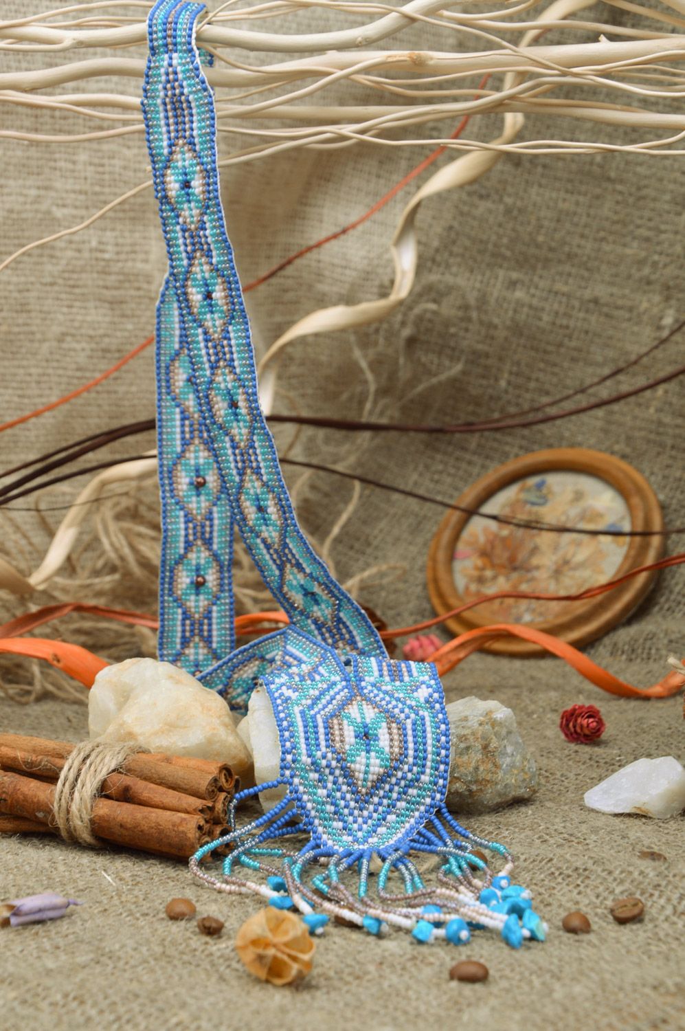 Collar de abalorios checos azul largo con ornamentos en estilo étnico artesanal foto 3