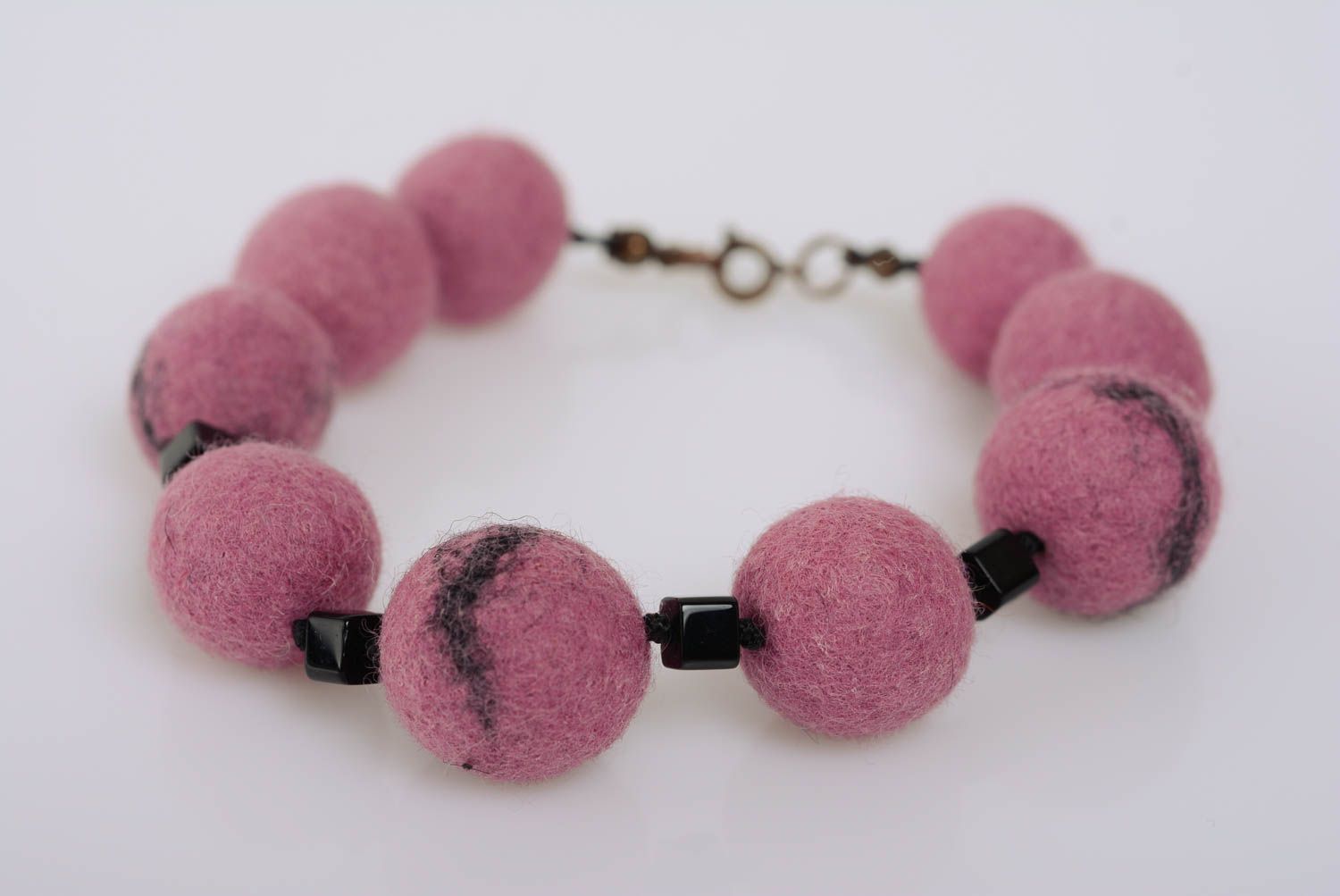 Bracelet en laine feutrée fait main rose design original cadeau pour femme photo 1