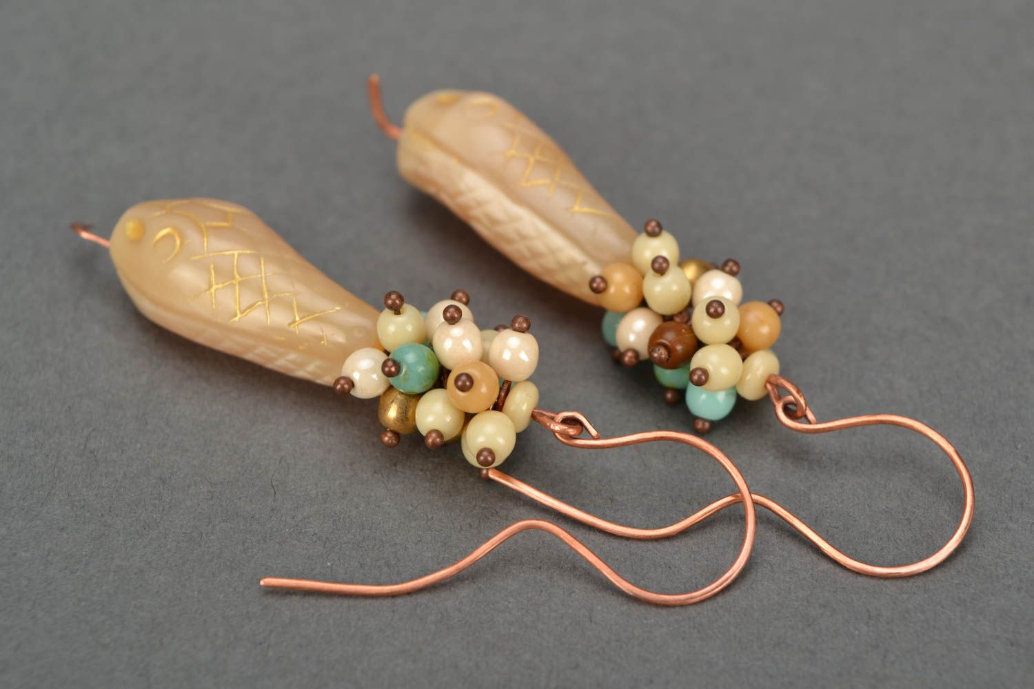Handgemachte originelle lange Ohrringe aus Glasperlen schön in Braun stilvoll  foto 4