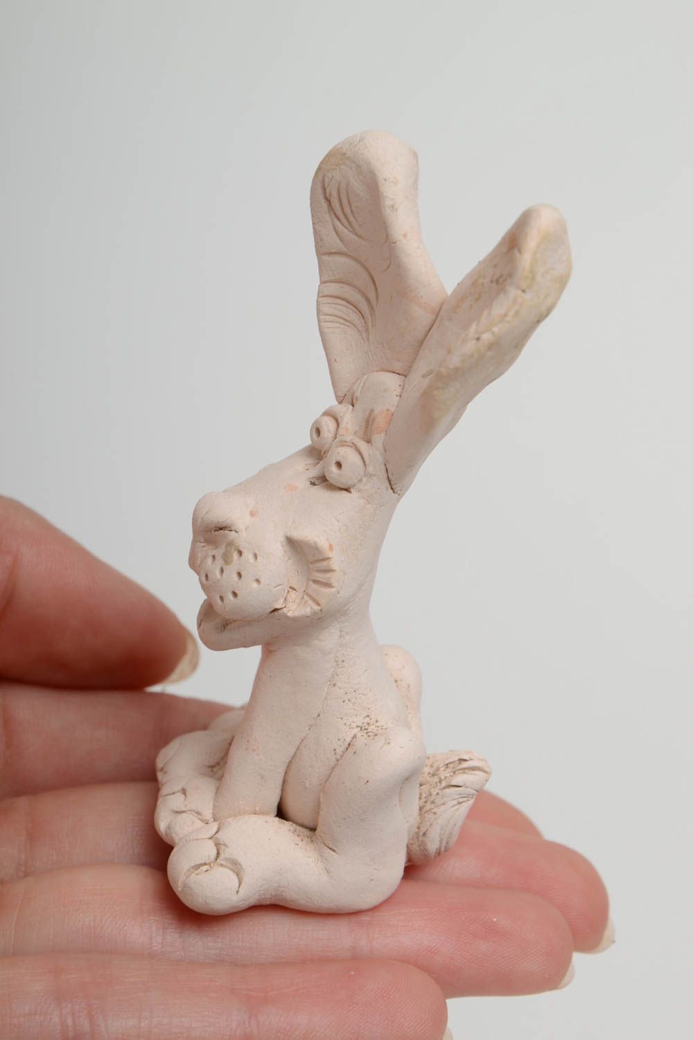 Глиняная статуэтка в виде белого зайчика вылепленная вручную для декора фото 5