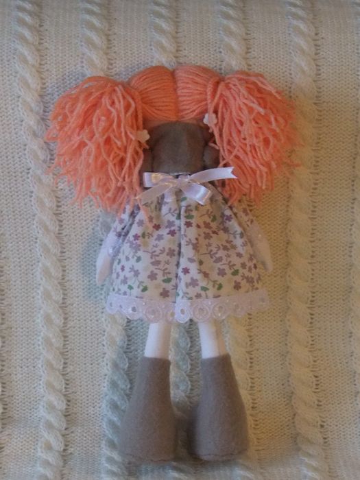 Muñeca de trapo hecha a mano original con cabello de hilos para niños foto 2