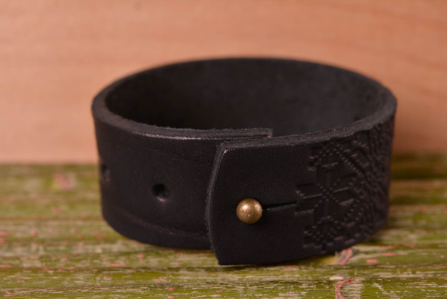 Кожаный браслет ручной работы украшение из кожи черный браслет на руку фото 2