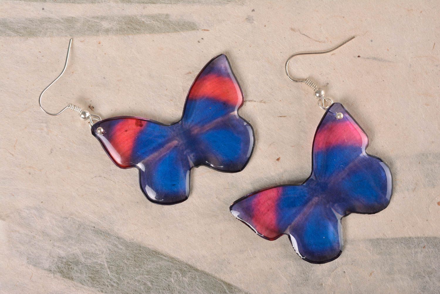 Handgemachte schöne Ohrringe Schmetterlinge mit Anhängern aus Epoxidharz foto 1