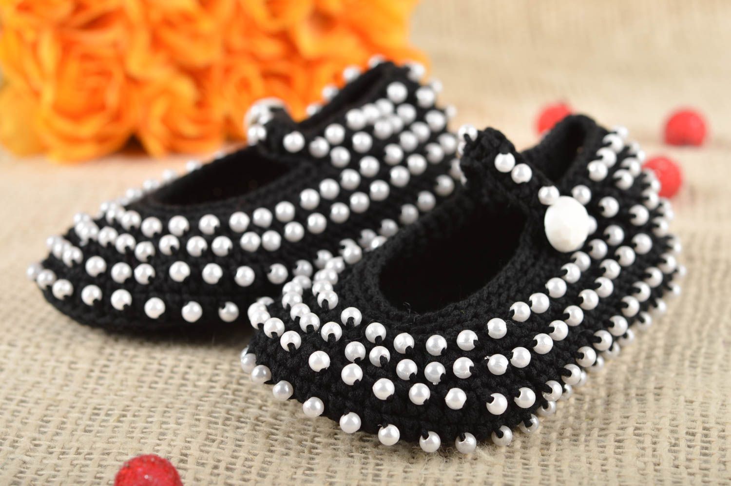 Chaussons bébé faits main Pantoufle tricot Accessoire bébé noir perles plastique photo 1