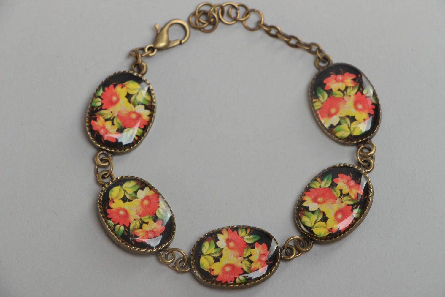 Bracelet en résine large en éléments ovales avec impressions florales fait main photo 2