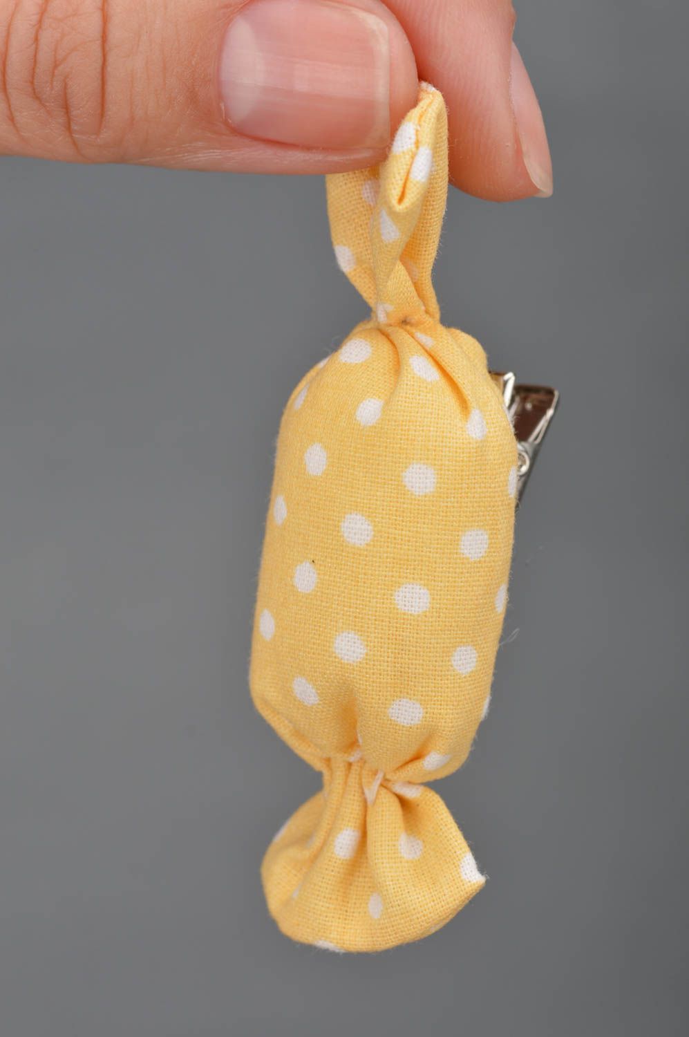 Broche artesanal de algodón con forma de bombón de peluche amarillo a lunares  foto 3