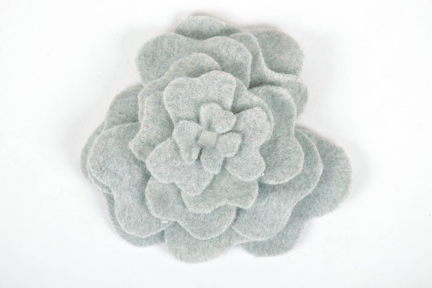 Broche originale en laine fleur grise photo 2