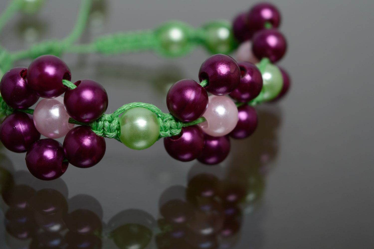 Bracelet en macramé original lacet vert ciré et perles de verre fait main  photo 2