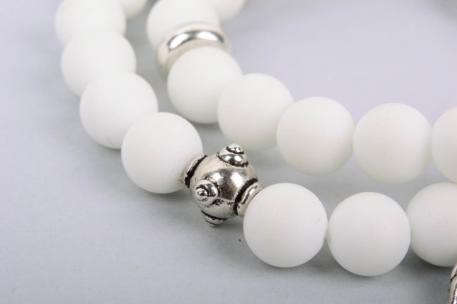 Белые браслеты из натуральных камней с подвеской ручной работы для девушек фото 5