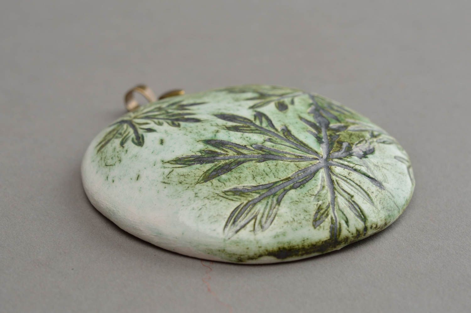Pendentif rond vert en argile à motif végétal fait main design de créateur photo 3
